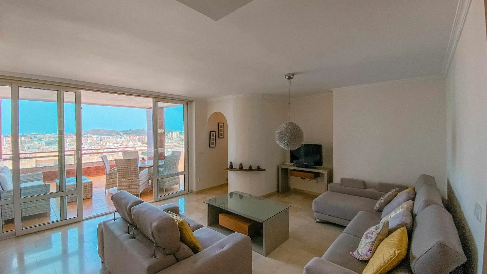 Appartamento Nuevo Ático con Piscina Privada y Vistas al Mar en Fuengirola Spagna